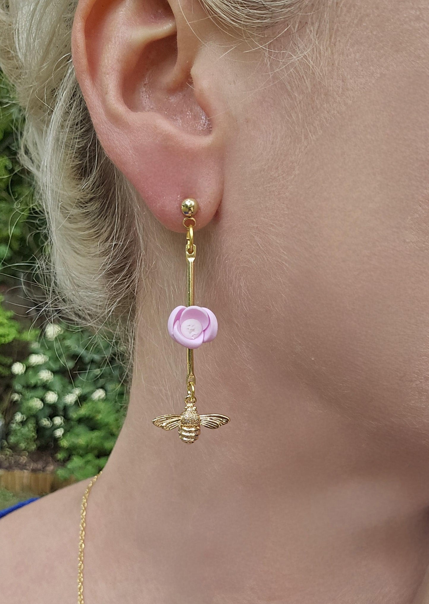 Handmade 14k gold bee and pink or purple polymer clay flower dangle drop whimsical earrings | summer statement earrings | light weight | gift for her